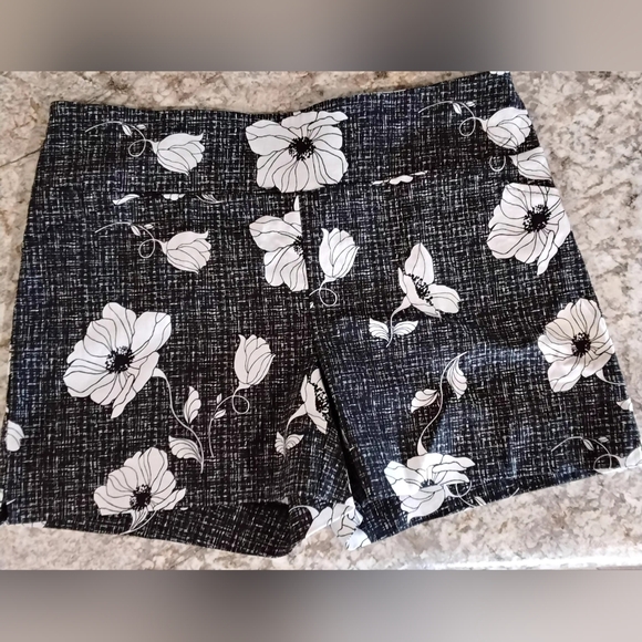 Kate and Leopold Floral Black and White Women's Shorts NWOT Medium - Picture 1 of 4